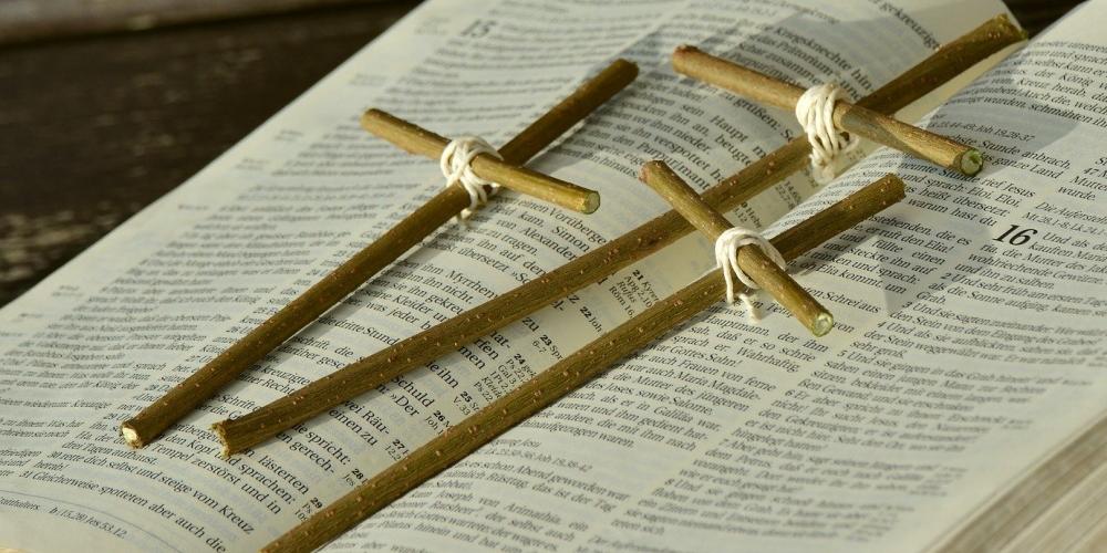 Bibel mit drei Kreuzen aus Stöcken (c) pixabay.com